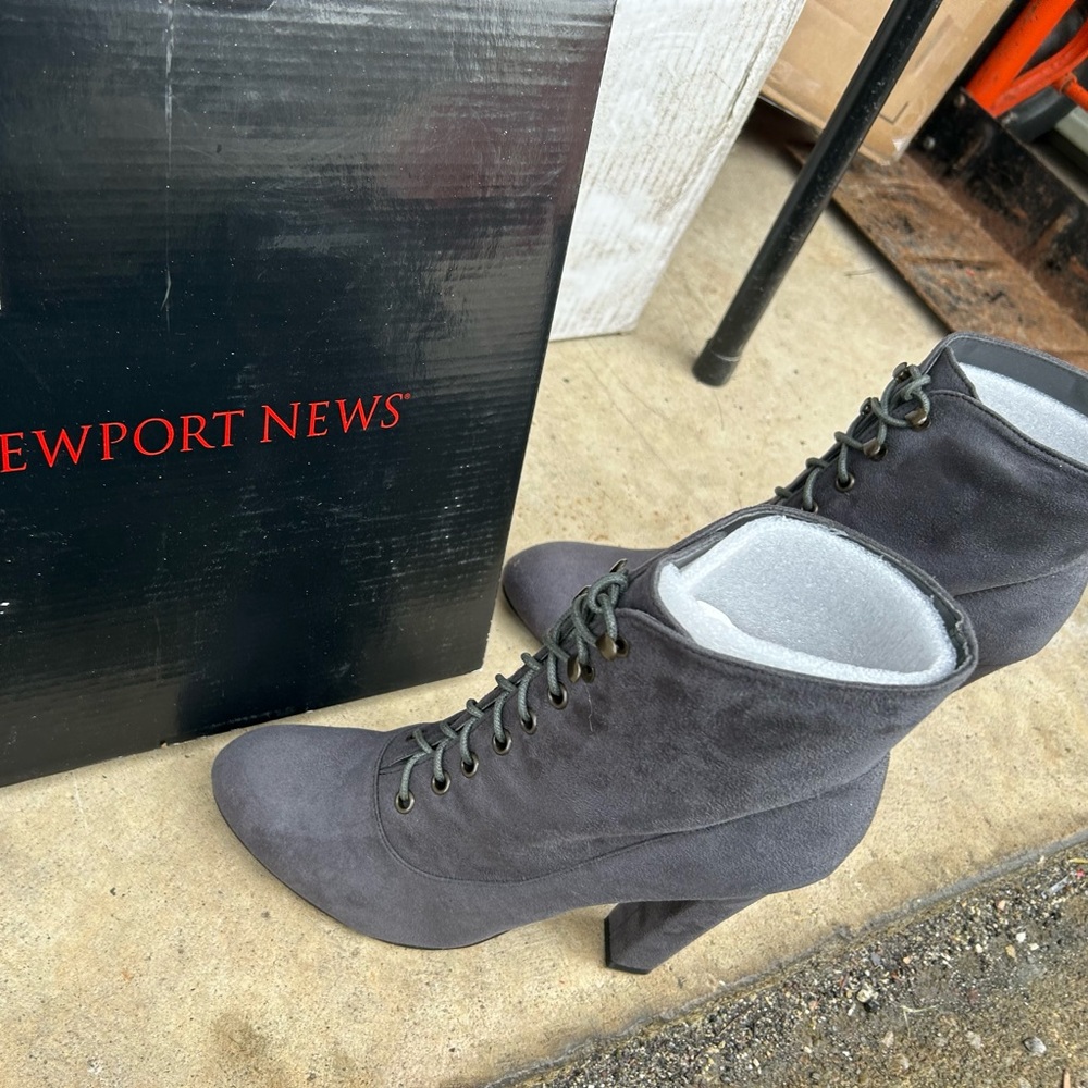 Woman’s booties with heel